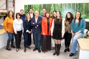 Grupo de personas en la inauguración del Punto de Atención Iberdrola en Palencia