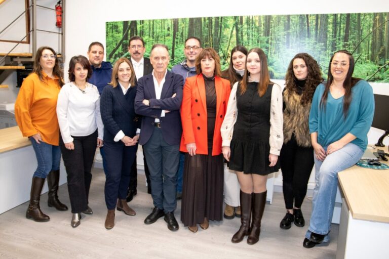 Grupo de personas en la inauguración del Punto de Atención Iberdrola en Palencia