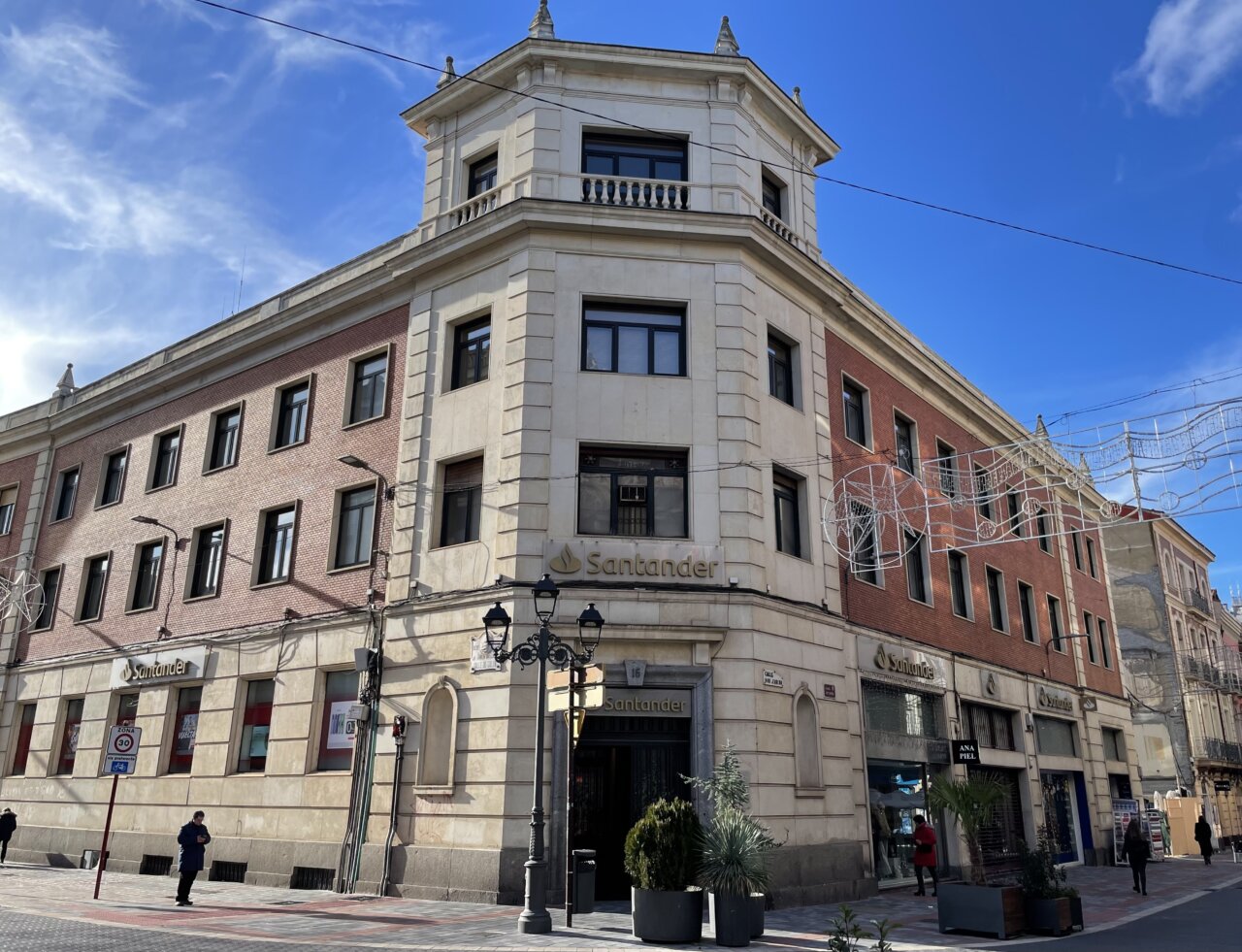 Fachada del antiguo palacio de Don Sancho convertido en Banco Santander
