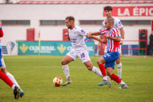 Jugadores en acción durante el partido de fútbol entre Palencia CF y Atlético Tordesillas.
