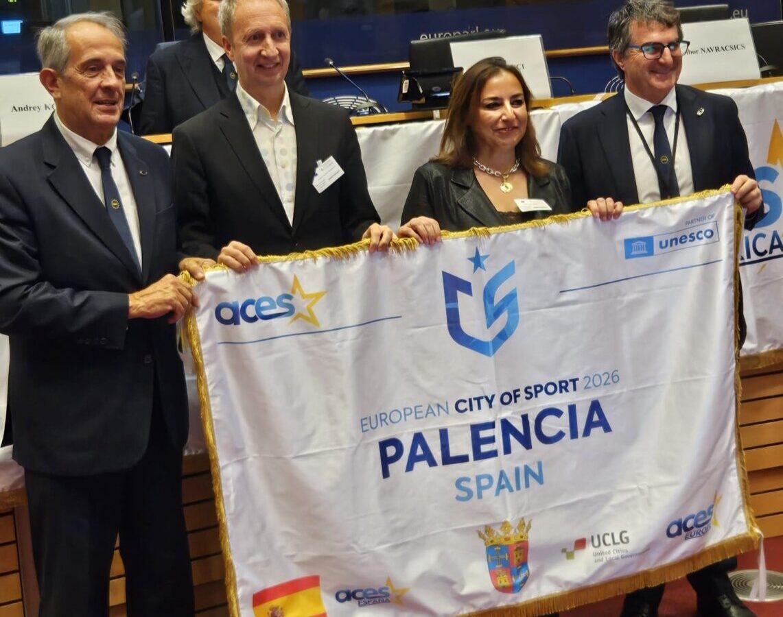 Representantes sosteniendo la bandera de Ciudad Europea del Deporte 2026 en Palencia