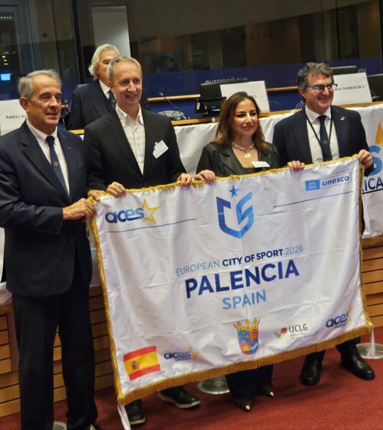 Representantes sosteniendo la bandera de Ciudad Europea del Deporte 2026 en Palencia