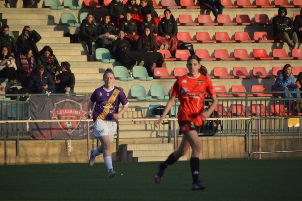 Jugadoras del Palencia Fútbol Femenino en un partido contra Salamanca.