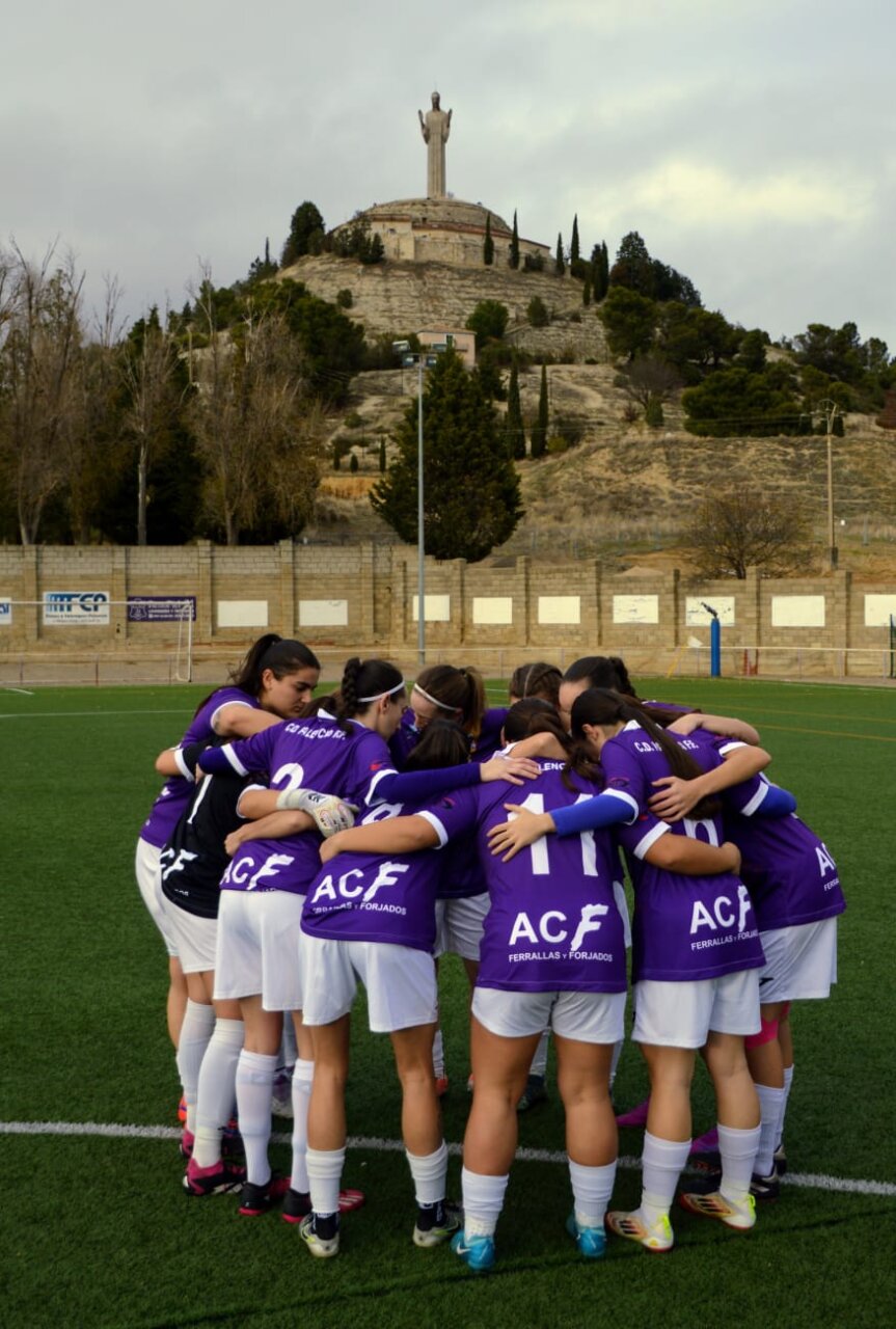 Jugadoras del Palencia Fútbol Femenino celebrando en el campo