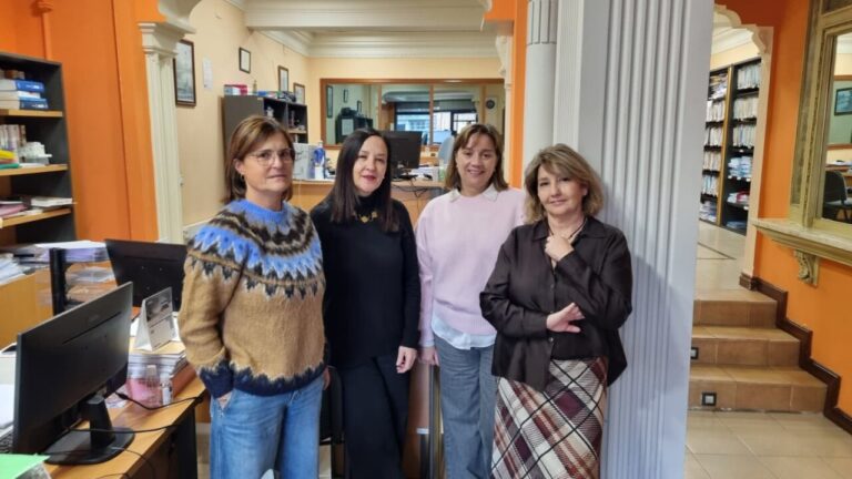 Equipo de profesionales de Pallantia Asesores en su oficina.