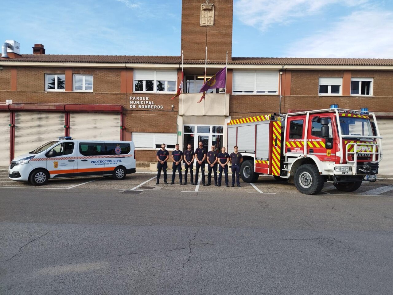 Bomberos del Ayuntamiento de Palencia frente al parque municipal de bomberos