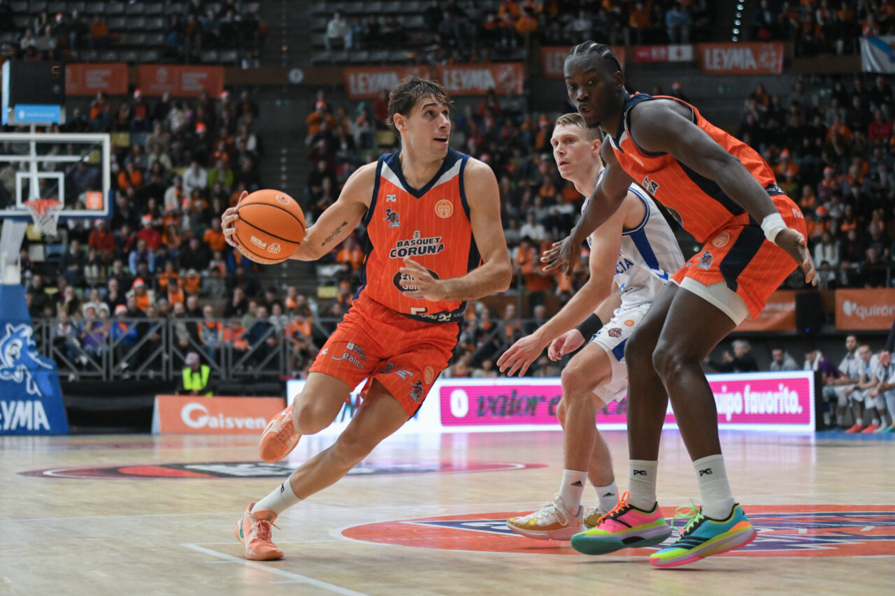 Jugadores de baloncesto en un partido entre Agropal y Coruña