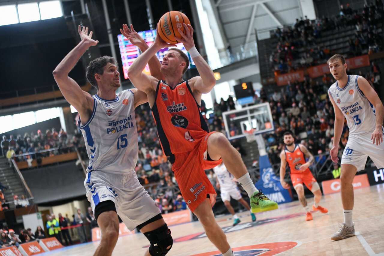Jugadores de baloncesto en acción durante un partido entre Palencia y Coruña.
