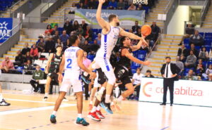 Jugadores de baloncesto en acción durante un partido entre Agropal y Palma.