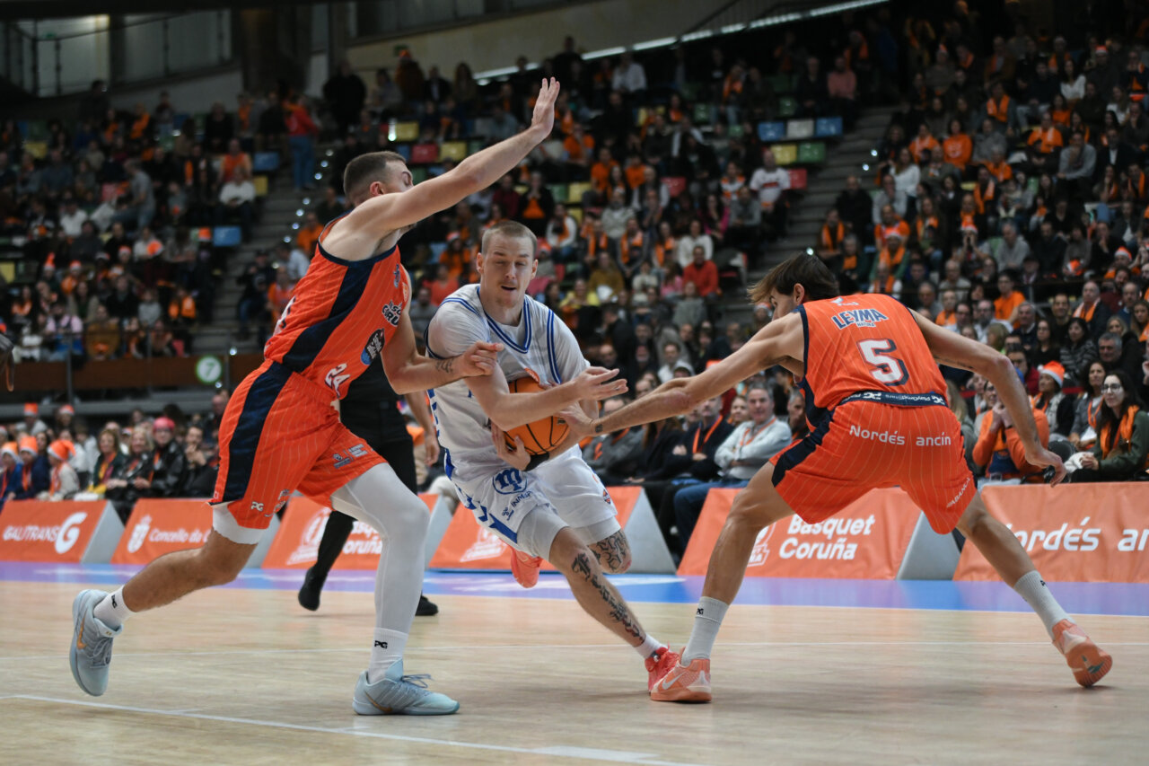 Jugadores de baloncesto compiten por el balón en un partido intenso