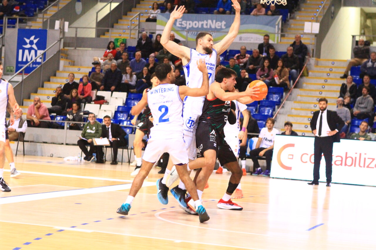 Jugadores de baloncesto compitiendo en un partido entre Palencia y Palma.
