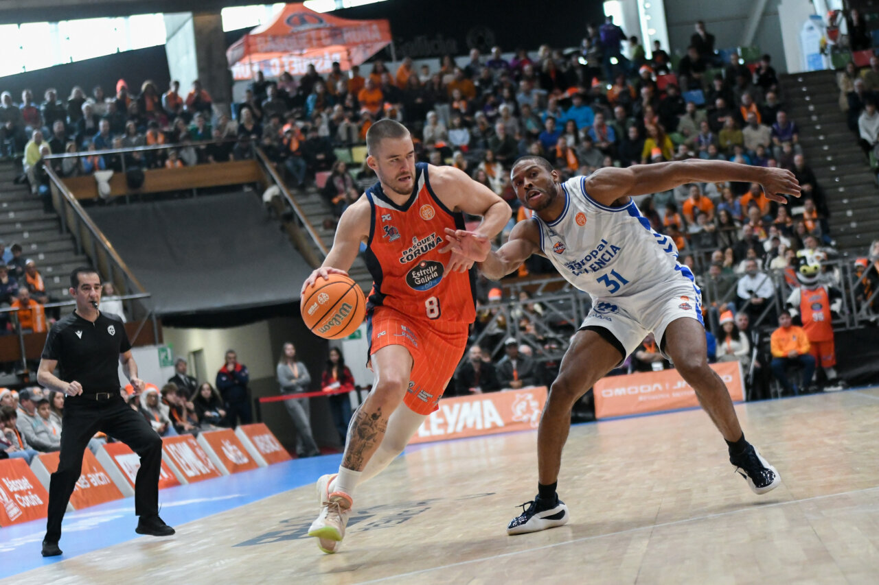 Jugadores de baloncesto compitiendo en un partido intenso