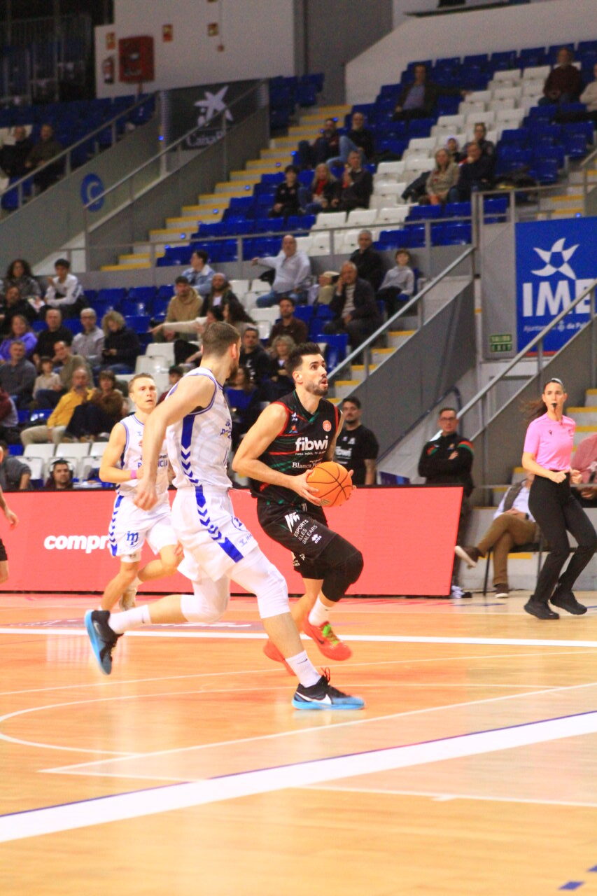Jugadores de baloncesto en acción durante un partido en Palma