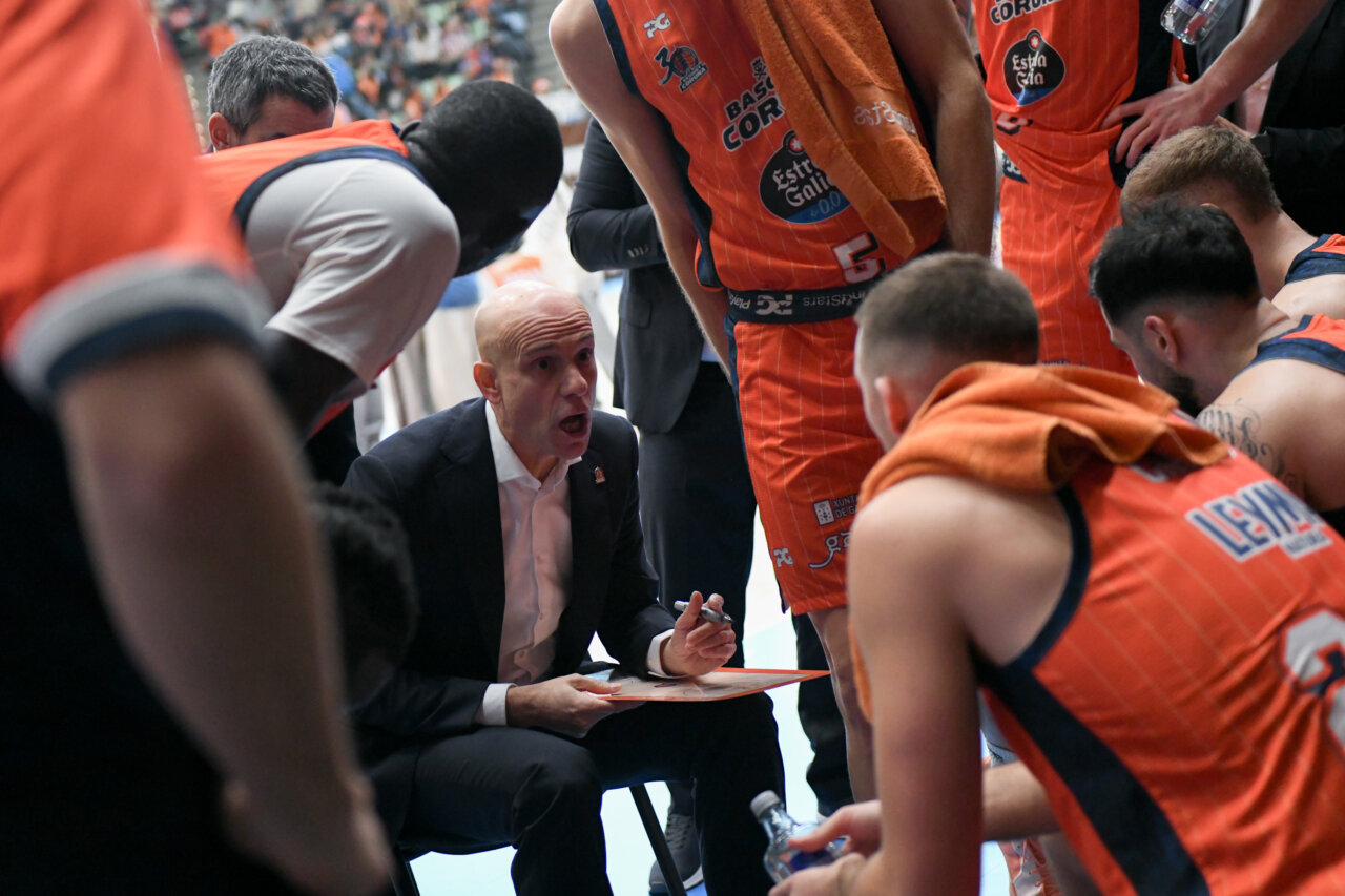 Entrenador del Leyma Coruña dando instrucciones a su equipo durante un partido