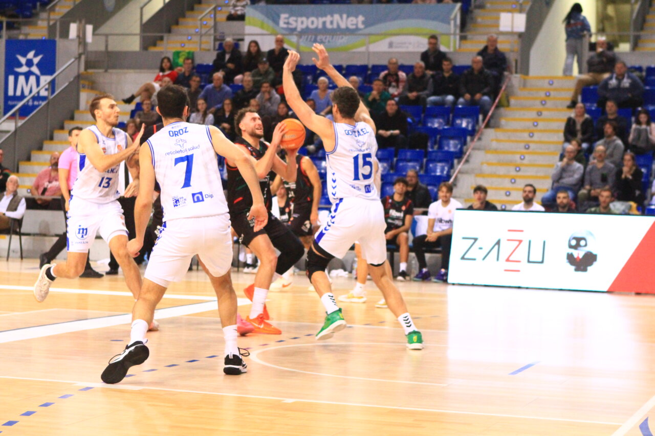 Jugadores de baloncesto en acción durante un partido en Palencia.
