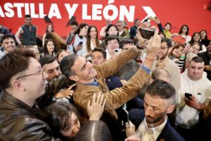 Pedro Sánchez interactuando con un grupo de seguidores en un evento político