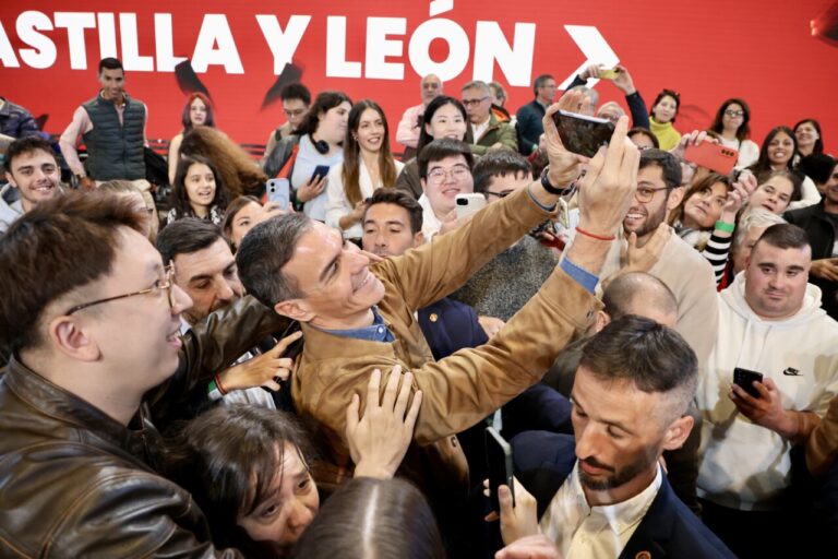 Pedro Sánchez interactuando con un grupo de seguidores en un evento político