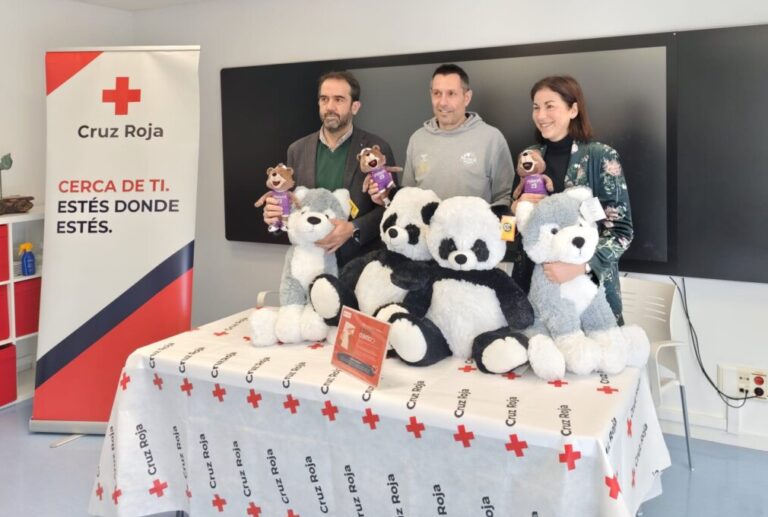Personas sosteniendo peluches en un evento de Cruz Roja