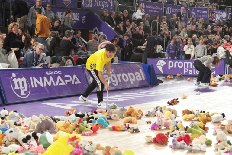 Recogida de peluches en el partido de baloncesto del Súper Agropal