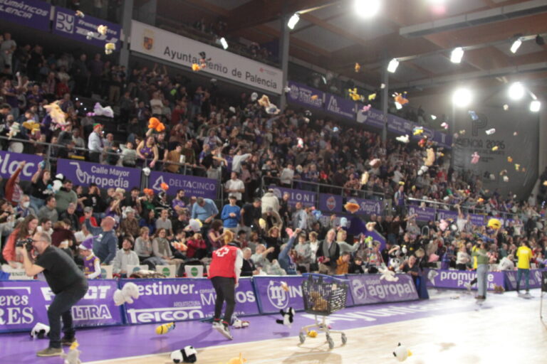 Espectadores lanzando peluches durante un partido de baloncesto en Palencia.