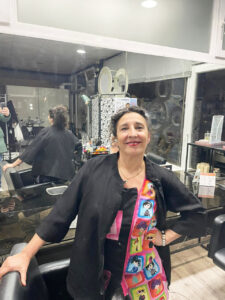 Isabel Rodríguez en el salón de belleza Chavely mostrando su trabajo