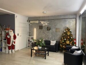 Interior de la peluquería Noelia Cuadrado decorada para Navidad