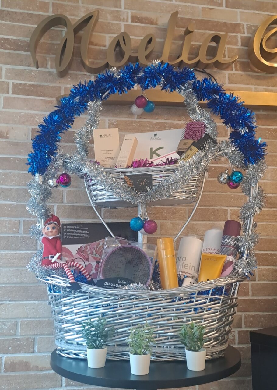 Cesta de productos de peluquería decorada para Navidad