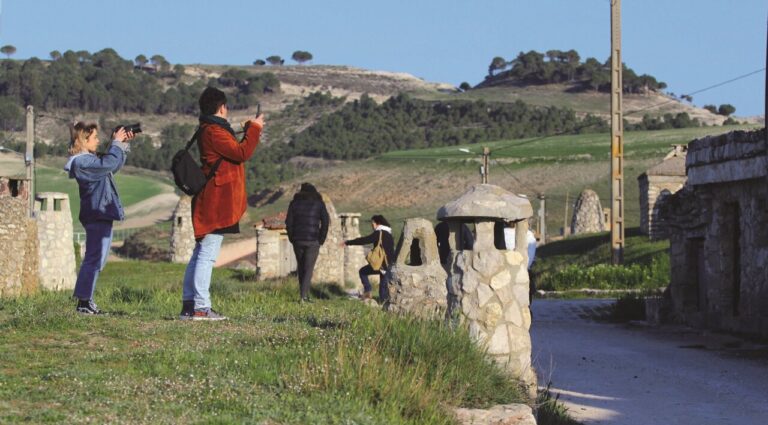 Grupo de periodistas en el Cerrato fotografiando el paisaje