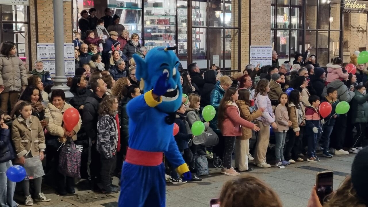 Personaje azul con disfraz en un evento con multitud de personas