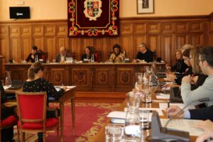Reunión del Pleno del Ayuntamiento de Palencia con concejales y funcionarios