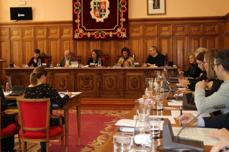 Reunión del Pleno del Ayuntamiento de Palencia con concejales y funcionarios