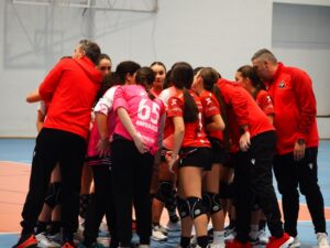 Jugadoras del equipo Odisea en un momento de concentración durante un partido