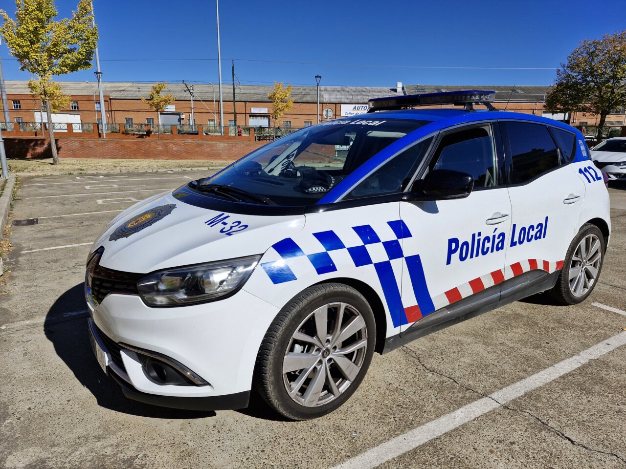 Vehículo de la Policía Local en un aparcamiento en Palencia