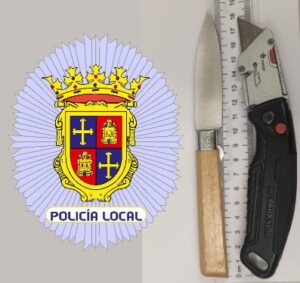 Insignia de la Policía Local de Palencia junto a dos armas blancas