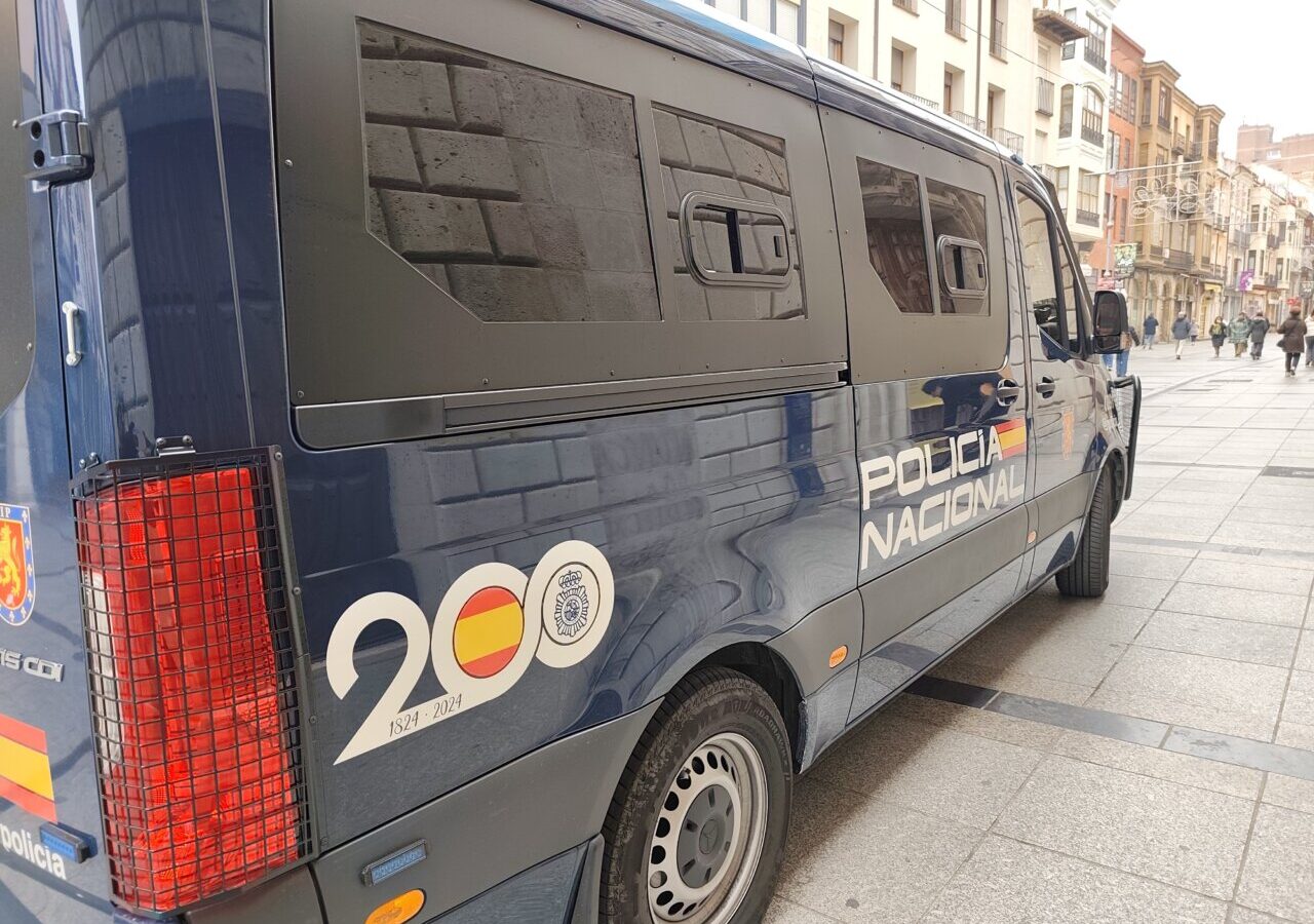 Vehículo de la Policía Nacional en una calle de Palencia