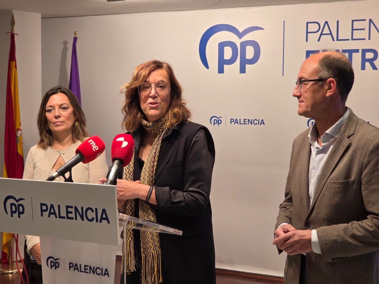 Miembros del PP de Palencia discutiendo sobre gestión y transparencia