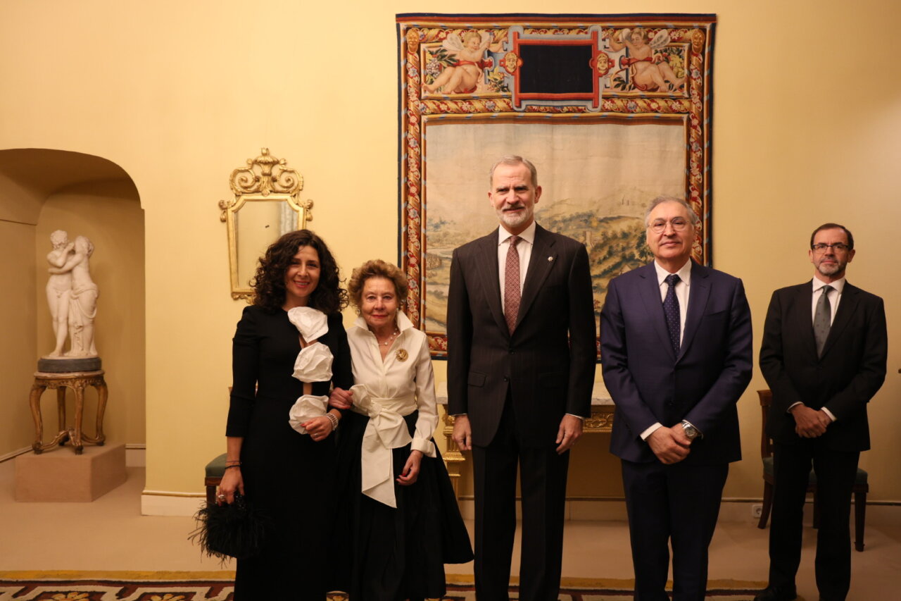 María Teresa Rodríguez recibe un premio en presencia del Rey Felipe VI y otros dignatarios.