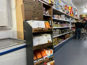 Expositores de productos de Alimentos de Palencia en un supermercado alemán