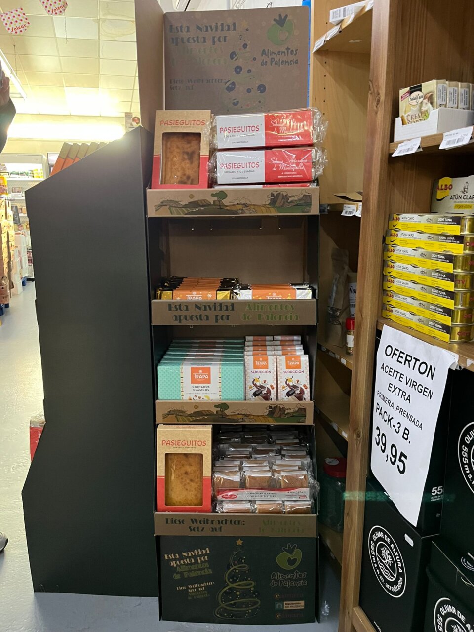 Expositores de productos de Alimentos de Palencia en un supermercado alemán