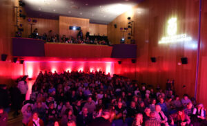 Audiencia reunida en el Aguilar Film Festival con luces de fondo