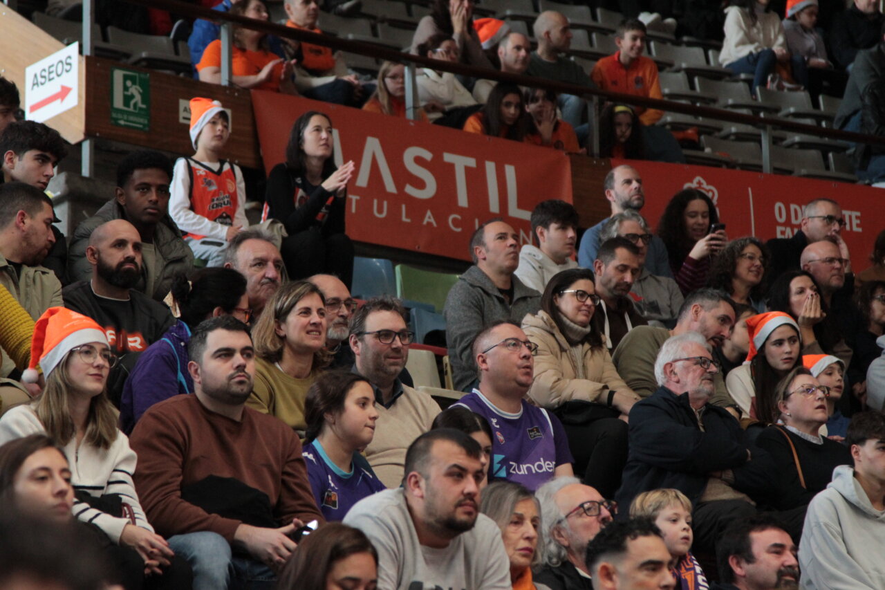 Aficionados en un partido de baloncesto en Palencia