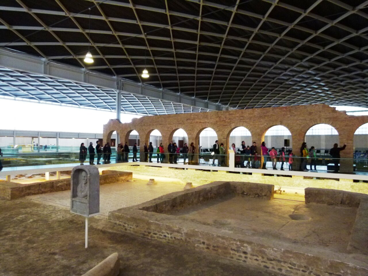 Visita guiada en la Villa Romana La Olmeda con turistas