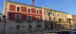 Fachada del Palacio Episcopal en Palencia en proceso de rehabilitación