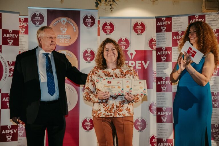 Amada de Salas recibiendo premios en la gala de AEPEV 2025