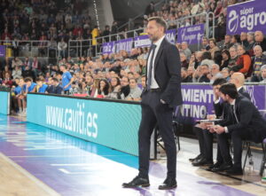 Entrenador del Súper Agropal en un partido de baloncesto
