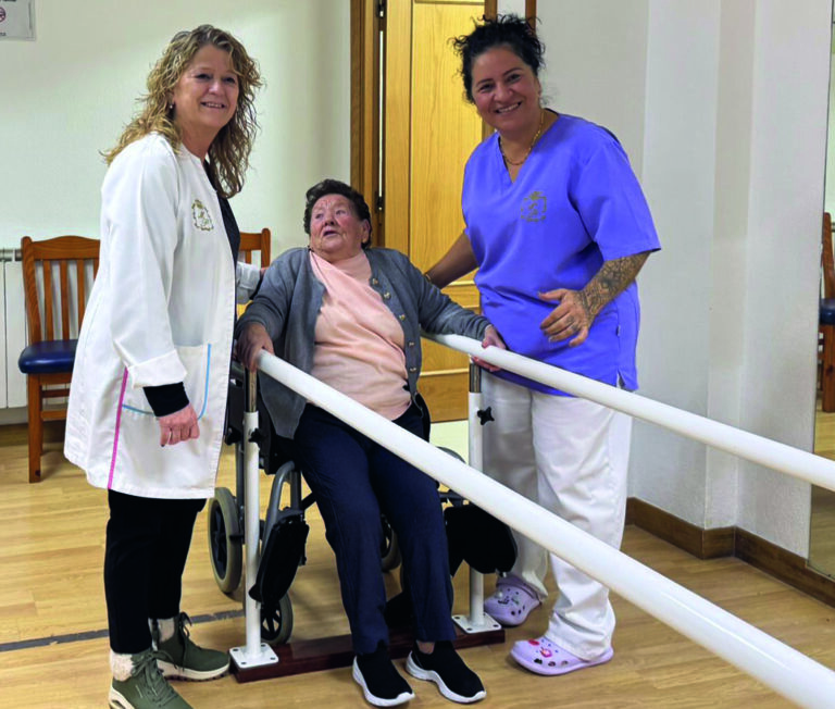 Dos cuidadoras y una residente en la residencia Menéndez Pelayo