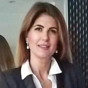 Retrato profesional de Marta Sastre con blusa blanca y blazer oscuro