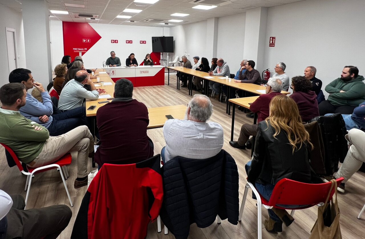 Reunión del PSOE en Palencia con miembros del partido discutiendo la candidatura.