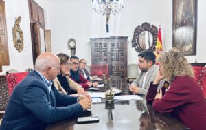 Reunión institucional en el Palacio Provincial sobre abastecimiento de agua en Torremormojón