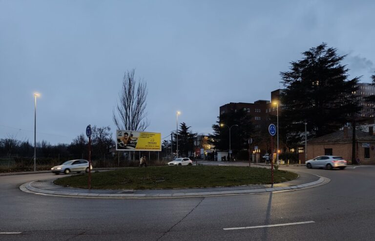 Rotonda en Palencia con cartel de la Asociación Española contra el Cáncer